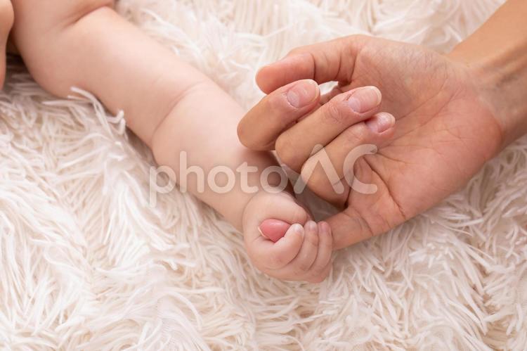 指を握る赤ちゃんの手　baby hand 赤ちゃん,お母さん,手の写真素材