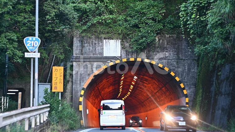 ドライブ：トンネル トンネル,入口,道路の写真素材