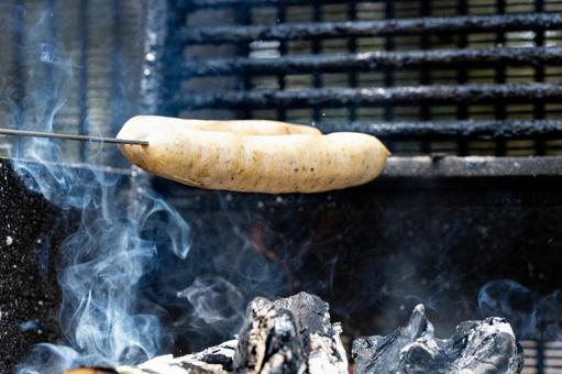 炭火で焼かれるソーセージのアップ ソーセージ,アップ,串の写真素材