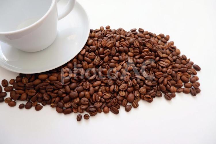 白背景にコーヒー豆とカップアンドソーサー コーヒー豆,コーヒー,粒の写真素材