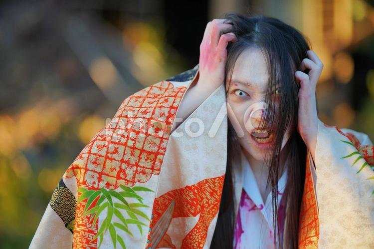 頭を抱える振り袖を羽織った血まみれの幽霊1 幽霊,おばけ,女性の写真素材