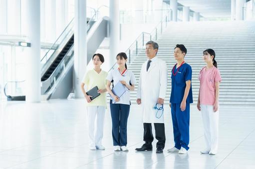 病院で働く医療スタッフ 医療スタッフ,笑顔,病院の写真素材