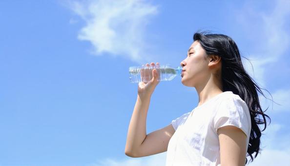 水を飲む女性 水を飲む女性の写真