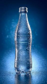 喉の渇きを癒す冷えたミネラルウォーターの写真