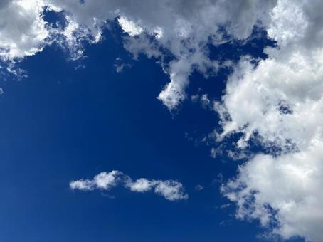 青い空に雲 青い空に雲の写真