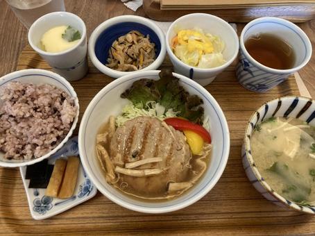 豆腐ハンバーグ定食 豆腐ハンバーグ定食の写真