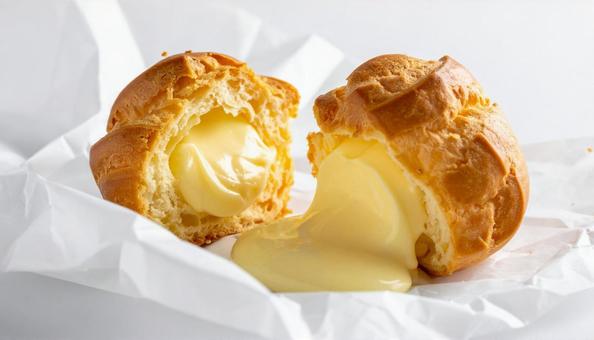 クリームたっぷりのシュークリーム クリームたっぷりのシュークリームの写真