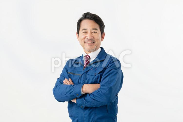 腕組みするミドルの男性エンジニア エンジニア,作業服,ミドルの写真素材