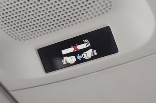 飛行機内のシートベルト着用サイン 飛行機内のシートベルト着用サイン 飛行機,機内,シートベルトの写真素材