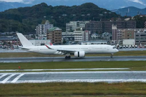 雨で濡れた福岡空港の滑走路の航空機 飛行機,航空機,旅客機の写真素材