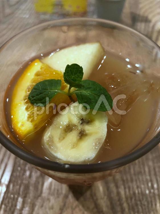 アイスフルーツティー ice,tea,果物の入ったの写真素材