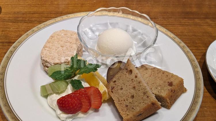 ケーキ　アイスクリーム　フルーツ スウィーツ盛り合わせ,ケーキ,白の写真素材
