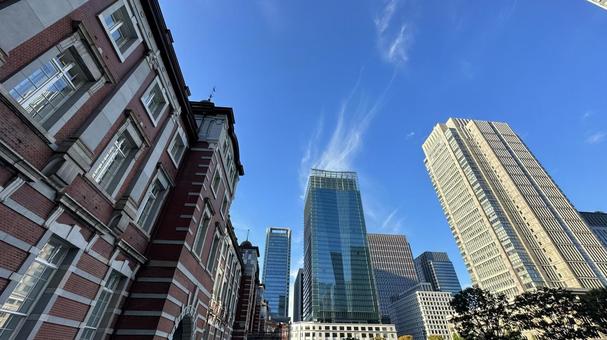 東京駅 ビル 高層ビル 青空 丸の内 東京駅 ビル 高層ビル 青空 丸の内の写真