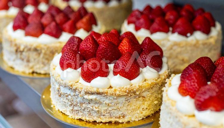 沢山のデコレーションケーキが並んでいる ケーキ,いちご,ホールケーキの写真素材