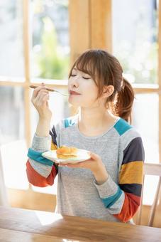 ケーキを食べる女性 ケーキを食べる女性 女性,人物,ケーキの写真素材