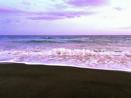 夕暮れ時の空と波が描く幻想的なビーチ 幻想的,美しい,神秘的の写真素材