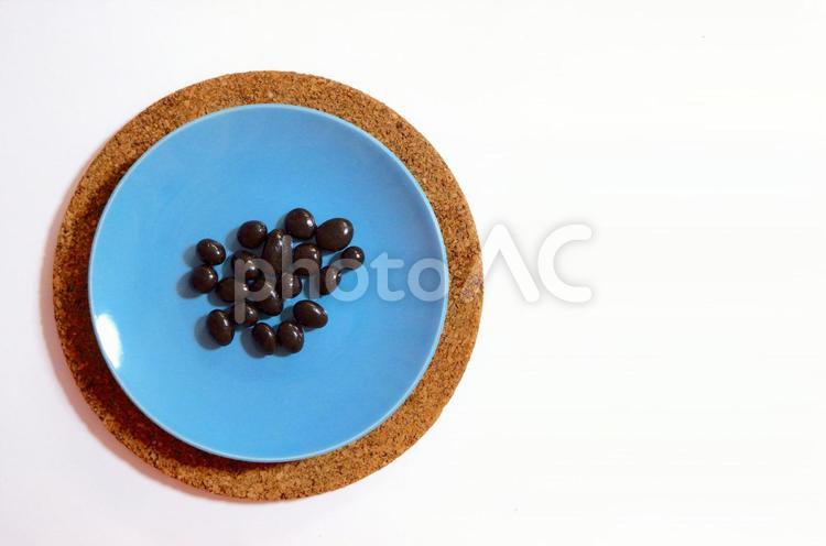 チョコレートの粒と青い皿 チョコレート,粒,バレンタインデーの写真素材