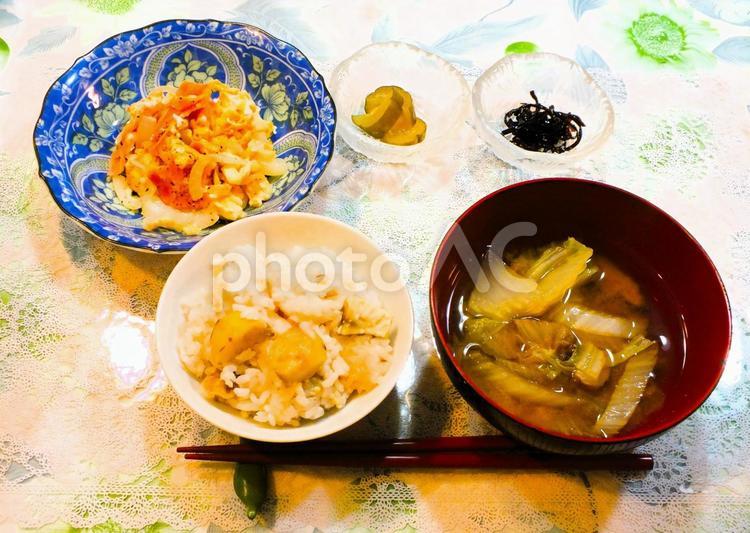 秋の朝ごはんの風景 栗ご飯,栗,炊き込みご飯の写真素材