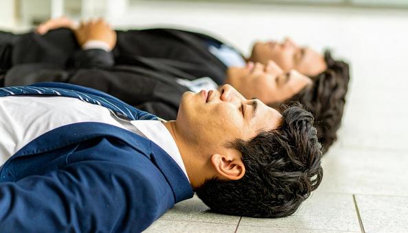 休憩する日本人のサラリーマン 休憩する日本人のサラリーマンの写真