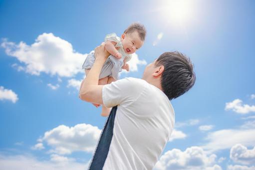 青空と太陽と親子 青空と太陽と親子 父親,赤ちゃん,親子の写真素材