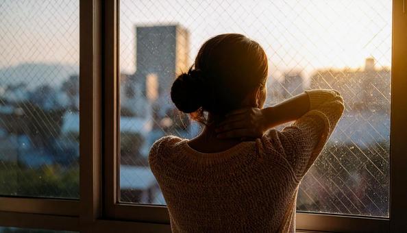 寝違えて首痛に苦しむ女性 寝違えて首痛に苦しむ女性 の写真