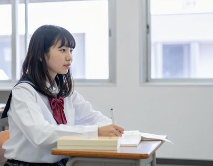 教室で勉強する女子生徒のイメージ 教室で勉強する女子生徒のイメージの写真