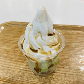 抹茶アイスクリームにソフトクリーム 抹茶アイスクリームにソフトクリームの写真