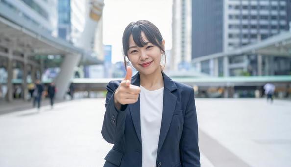 指をさす女性 指をさす女性の写真
