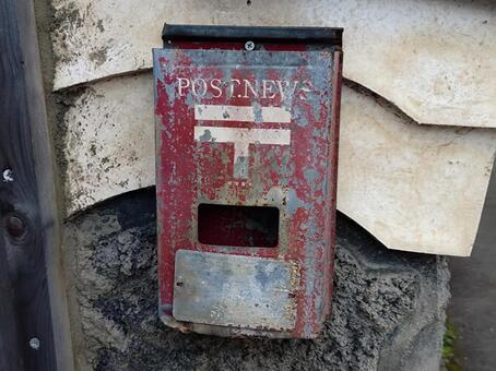 古い壁掛けポスト 郵便ポスト,ポスト,郵便受けの写真素材
