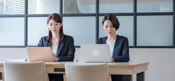 パソコン仕事をする女性二人 パソコン仕事をする女性二人 作業,入力,ビジネスの写真素材