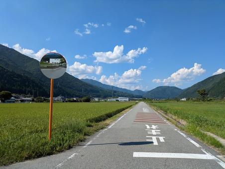 真っ直ぐな田舎道とカーブミラーver.3 道,田舎,カーブミラーの写真素材