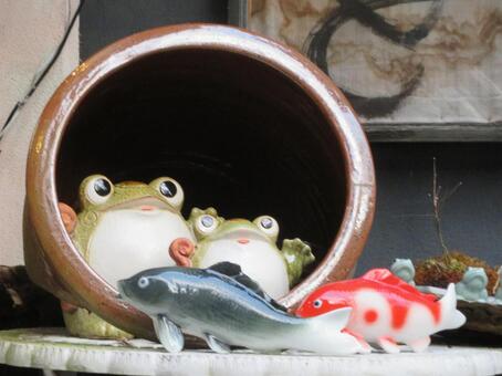 カエルと鯉の置き物 置き物,カエル,蛙の写真素材