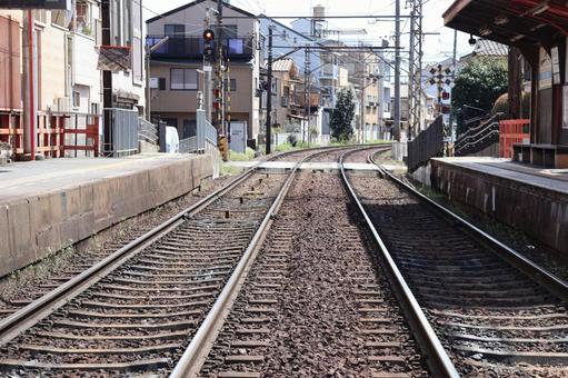 住宅街の町並みの駅舎と線路と踏切の風景 住宅街の町並みの駅舎と線路と踏切の風景 住宅街,町並み,駅舎の写真素材