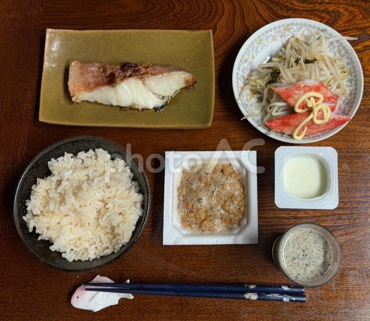ご飯、メヌキの粕漬け、もやしなどの夕食 夕食,ご飯,七分突きの写真素材