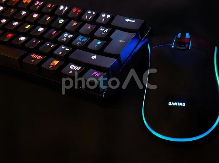 虹色に光るゲーミングキーボードとマウス ゲーミングキーボード,マウス,ゲームの写真素材