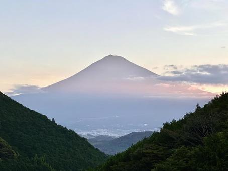 山間から見る朝の富士山 山間から見る朝の富士山の写真