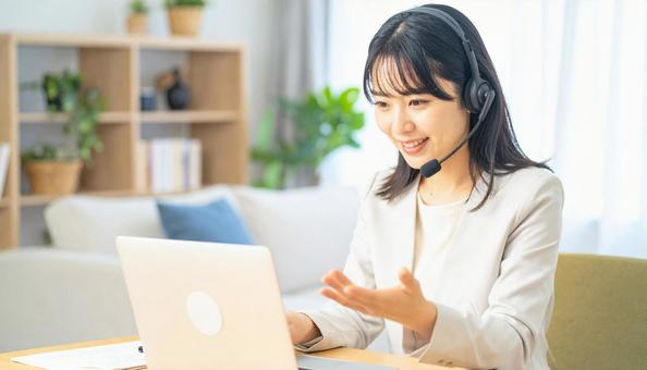 笑顔でリモートワークをするビジネス女性 笑顔でリモートワークをするビジネス女性の写真