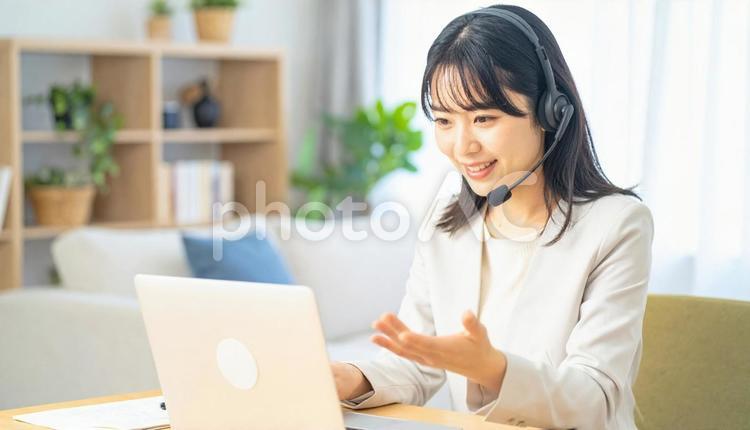 笑顔でリモートワークをするビジネス女性 女性,オンライン,ミーティングの写真素材