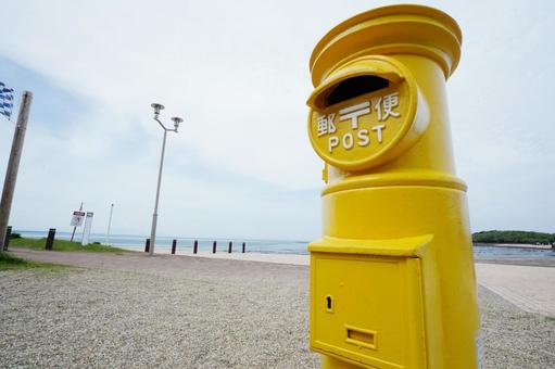 宮崎 青島 黄色い郵便ポスト 黄色い郵便ポスト,郵便ポスト,青島の写真素材