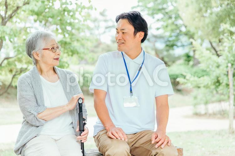 高齢者女性と男性スタッフ 高齢者女性と男性スタッフ 高齢者,おばあちゃん,老人ホームの写真素材