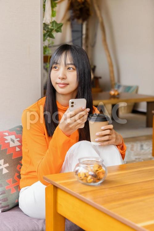 スマートフォンを使う女性 女性,ライフスタイル,日本人の写真素材