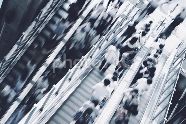 エスカレーターを利用する人々 ビジネスイメージ ショッピング,おでかけ,休日の写真素材