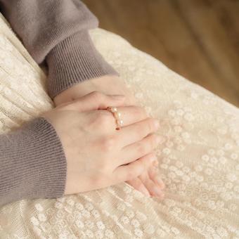 優しく手を添える女性の手元とパールリング 優しく手を添える女性の手元とパールリング 女性の手,パールリング,アクセサリーの写真素材
