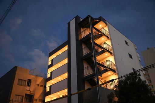 あかりが灯る新築マンション あかりが灯る新築マンション 不動産,新築物件,街並みの写真素材