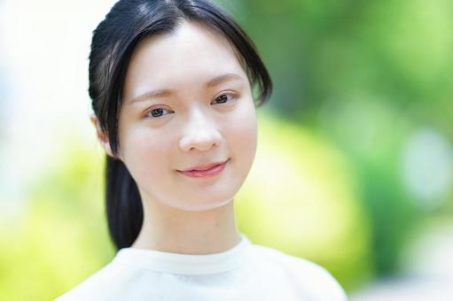 女性が正面を向いてほほえむの写真