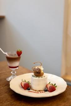 苺が彩るケーキと苺ロイヤルミルクティー ケーキ,いちご,シュークリームの写真素材