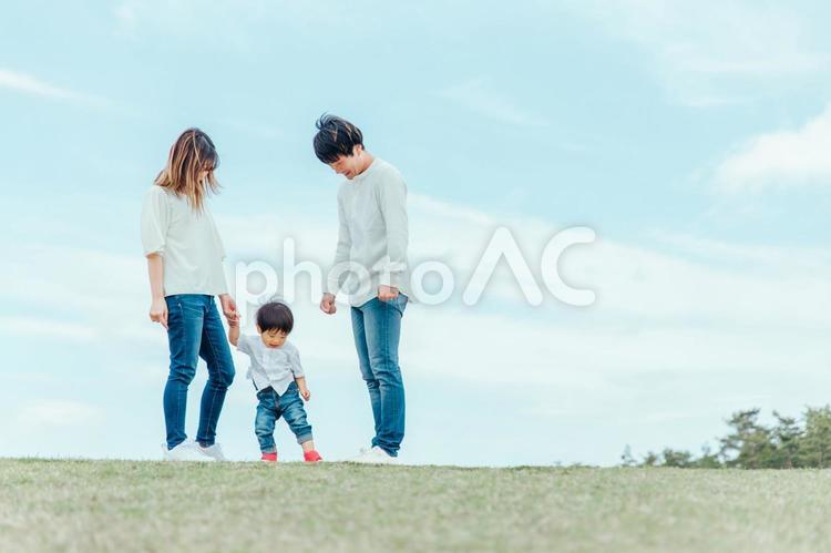空と家族・ファミリー・赤ちゃん 家族,夫婦,赤ちゃんの写真素材