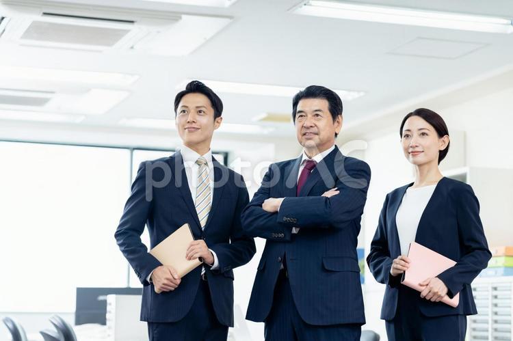 オフィスで働くビジネスマン ビジネスマン,ビジネスウーマン,ビジネスの写真素材