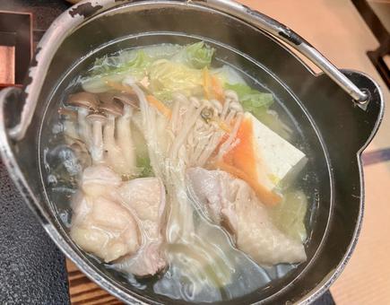 料亭で食べる鶏肉とキノコの一人鍋 料亭で食べる鶏肉とキノコの一人鍋 鍋,一人鍋,鶏肉の写真素材