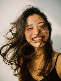 自然体で笑う明るい女性 自然体で笑う明るい女性の写真